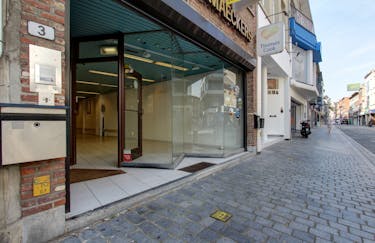 Handels- en kantoorruimte op toplocatie in winkelstraat in Boom