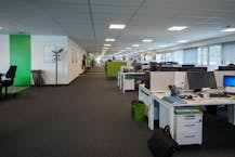 Kantoren (1.200 m²) met goede zichtbaarheid vanaf E40 te Melle