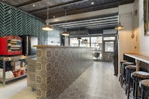 Handelszaak en appartement met 2 kamers te koop Deerlijk