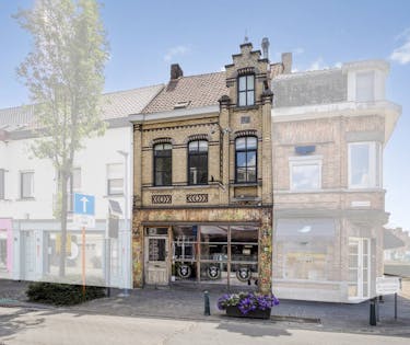 Handelszaak en appartement met 2 kamers te koop Deerlijk