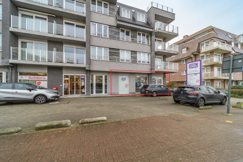 Handelsruimte en 3 staanplaatsen te huur te Koksijde-bad.