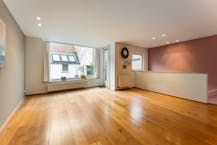 Ruime woning met handelsgelijkvloers en appartement in het centrum van Veurne.