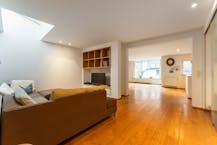 Ruime woning met handelsgelijkvloers en appartement in het centrum van Veurne.