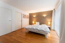 Ruime woning met handelsgelijkvloers en appartement in het centrum van Veurne.