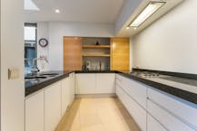 Ruime woning met handelsgelijkvloers en appartement in het centrum van Veurne.