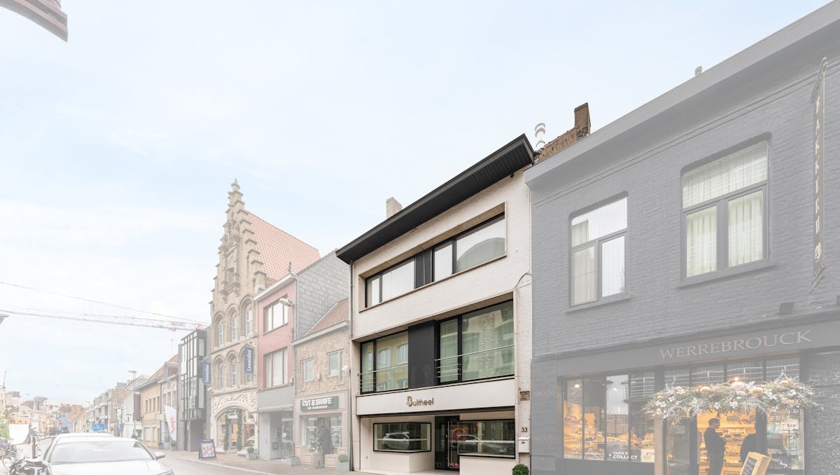 Ruime woning met handelsgelijkvloers en appartement in het centrum van Veurne.