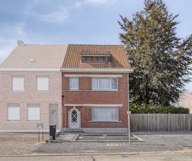 Halfopen huis met 3 kamers te koop in Ooigem