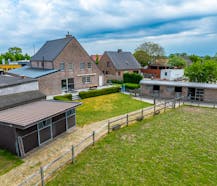 Villa met weide, stallen, piste en werkruimte op 8.595 m²