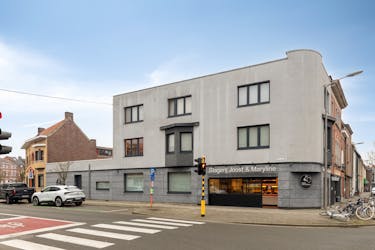 Handelspand met woonst te koop in Kortrijk