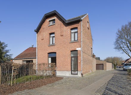 Charmante te renoveren woning in het rustige Hingene aan de Bovenbroekweg 1.