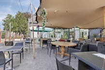 Ruim handelspand met prachtige feestzaal aan molen in Oelegem!