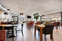 Ruim handelspand met prachtige feestzaal aan molen in Oelegem!