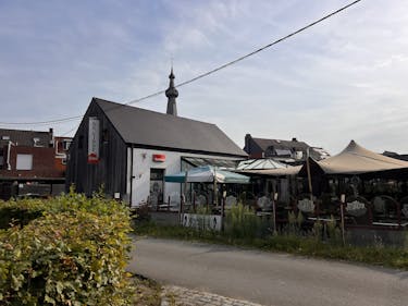 Ruim handelspand met prachtige feestzaal aan molen in Oelegem!