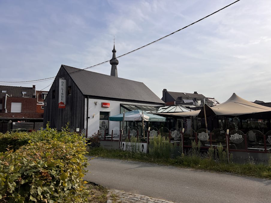 Ruim handelspand met prachtige feestzaal aan molen in Oelegem!