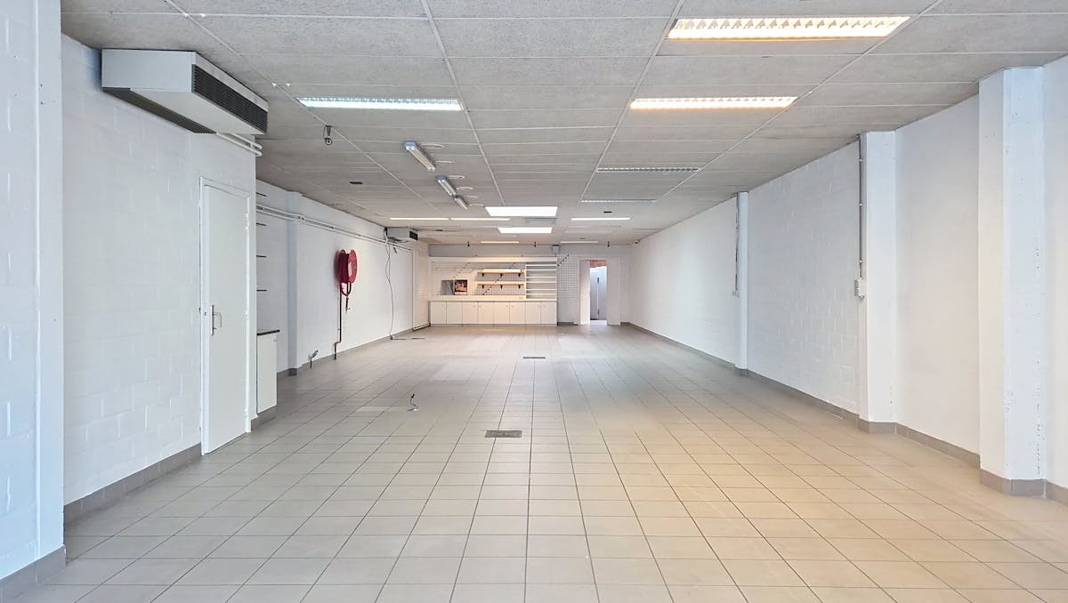 Vlot bereikbaar handelspand (246 m²) te huur Sint-Amandsberg
