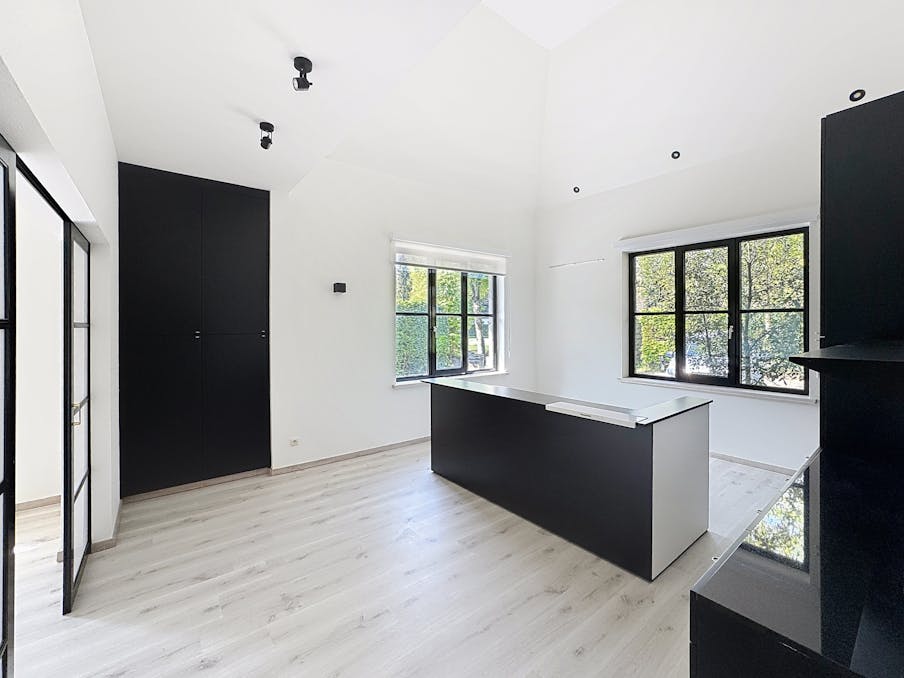 Kantoor/praktijk (ca. 100 m²) te huur in Aalter.