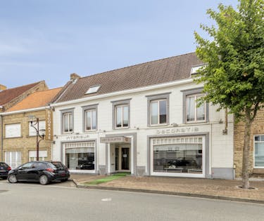 Woning met handelsgelijkvloers, atelier en garages te Veurne