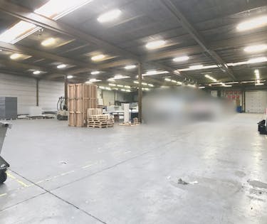 Bedrijfsgebouw van ca. 2.227m² te Oostrozebeke