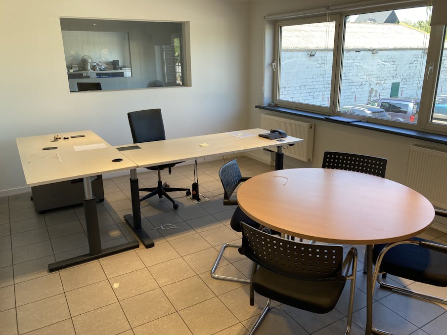 Kantoor (120 m²) te huur bij de R4 te Evergem