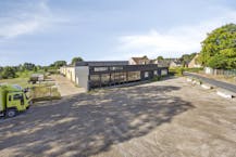 Magazijn met woonst en burelen in Adegem (Maldegem)