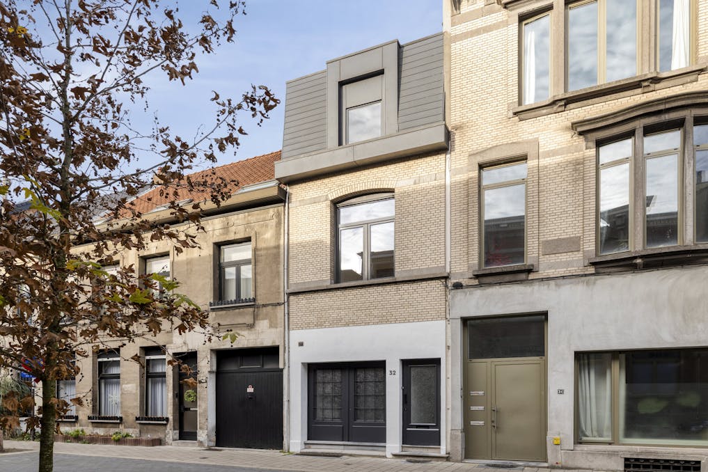 Gerenoveerde woning met 4 slaapkamers en tuin te koop Berchem