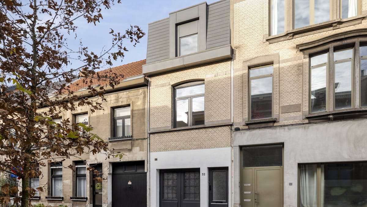 Gerenoveerde woning met 4 slaapkamers en tuin te koop Berchem