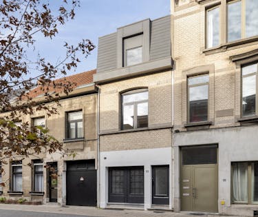 Gerenoveerde woning met 4 slaapkamers en tuin te koop Berchem