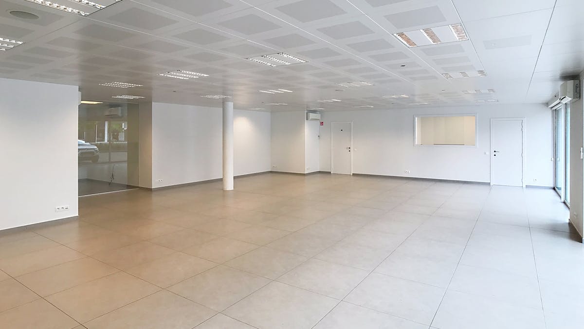 Ready to move in commercial property of approx. 183m² for sale in Roeselare