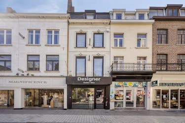 Handelspand met appartement te koop in centrum Kortrijk