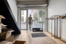 Handelspand met appartement te koop in centrum Kortrijk