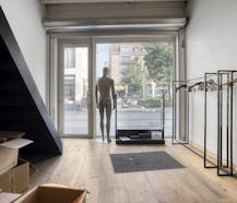 Handelspand met appartement te koop in centrum Kortrijk