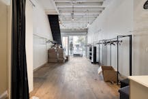 Handelspand met appartement te koop in centrum Kortrijk