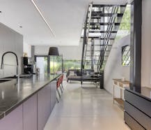 Uniek, modern huis met strakke architectuur en zonnige tuin