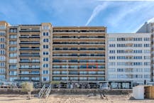 Lichtrijke studio met terras en fenomenaal frontaal zeezicht te koop!