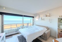 Lichtrijke studio met terras en fenomenaal frontaal zeezicht te koop!