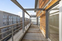 Modern 2 slpk appt met groot terras en parking