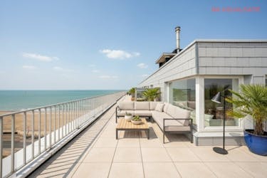 Exclusive 4 bedroom penthouse with stunning sea views!