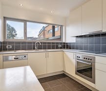 Duplex appartement met 3 slaapkamers en 3 terrassen te huur!