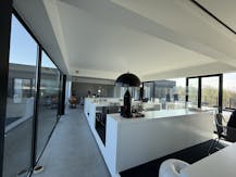 Patrimoniumvennootschap met drie bedrijfshallen en penthouse