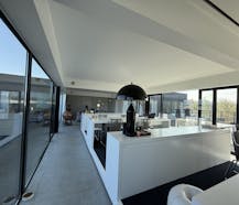 Patrimoniumvennootschap met drie bedrijfshallen en penthouse