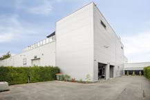 Patrimoniumvennootschap met drie bedrijfshallen en penthouse