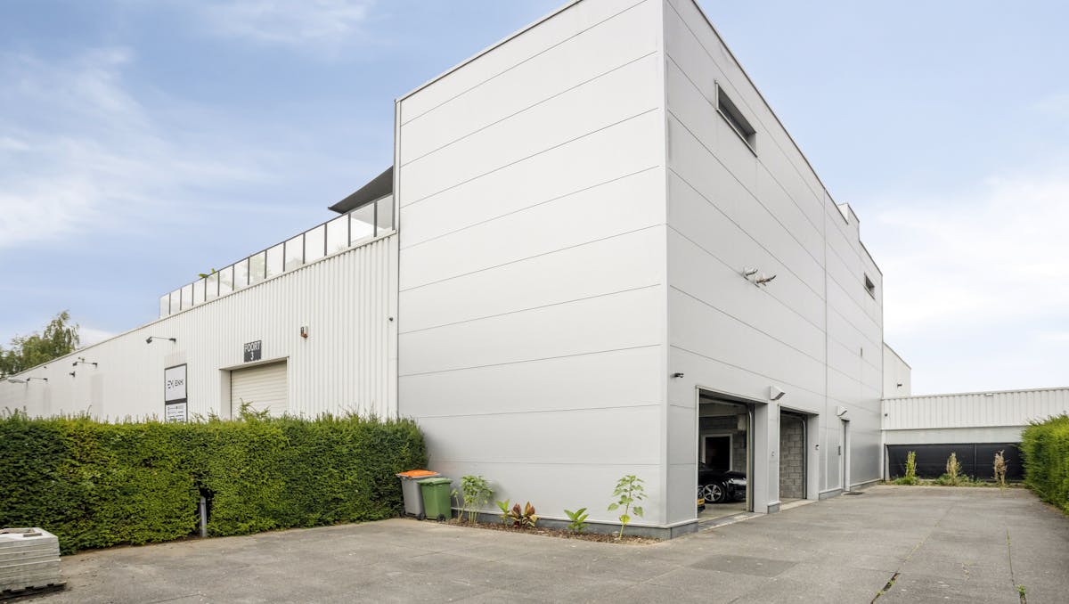 Patrimoniumvennootschap met drie bedrijfshallen en penthouse