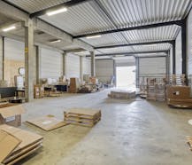 Patrimoniumvennootschap met drie bedrijfshallen en penthouse