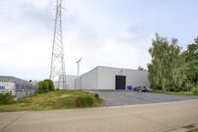 Patrimoniumvennootschap met drie bedrijfshallen en penthouse