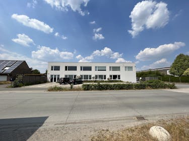 Magazijn (1.450 m²) met kantoren (591 m²) te huur in Zulte