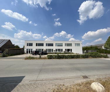Magazijn (1.450 m²) met kantoren (591 m²) te huur in Zulte