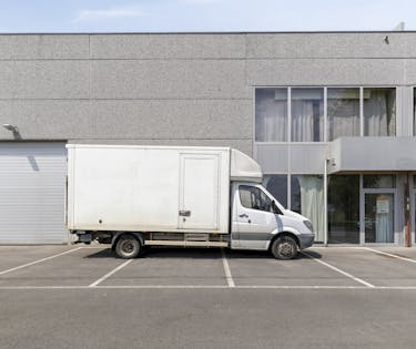Polyvalente bedrijfsloods van 350 m² omgeven door groen