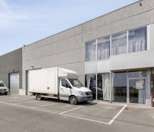 Polyvalente bedrijfsloods van 350 m² omgeven door groen