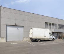 Polyvalente bedrijfsloods van 350 m² omgeven door groen