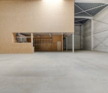 Polyvalente bedrijfsloods van 350 m² omgeven door groen